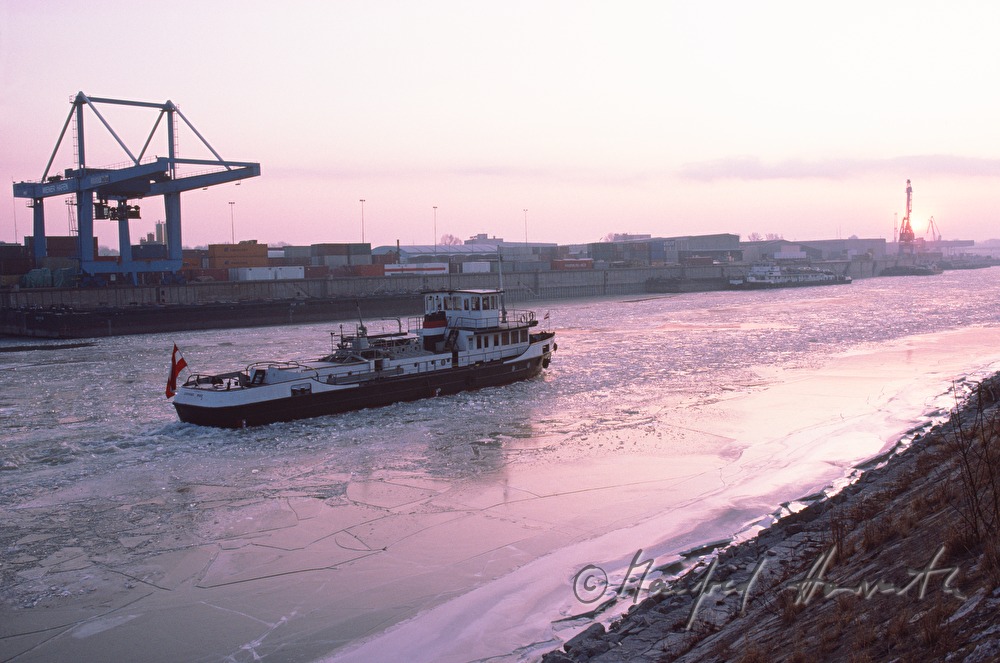 Eisbrecherschiff MS Eisvogel beim Eisbrechen der Donau