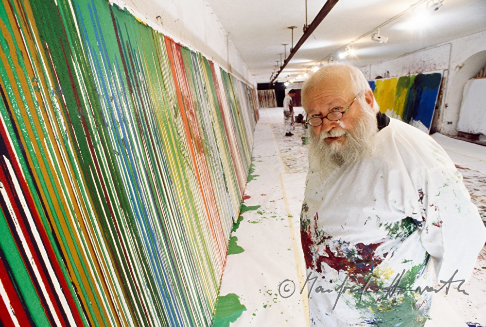 Hermann Nitsch malt in seinem Atelier