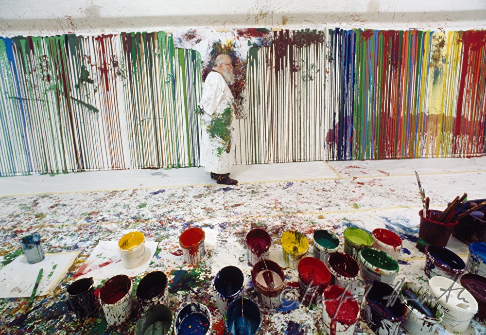 Hermann Nitsch malt in seinem Atelier