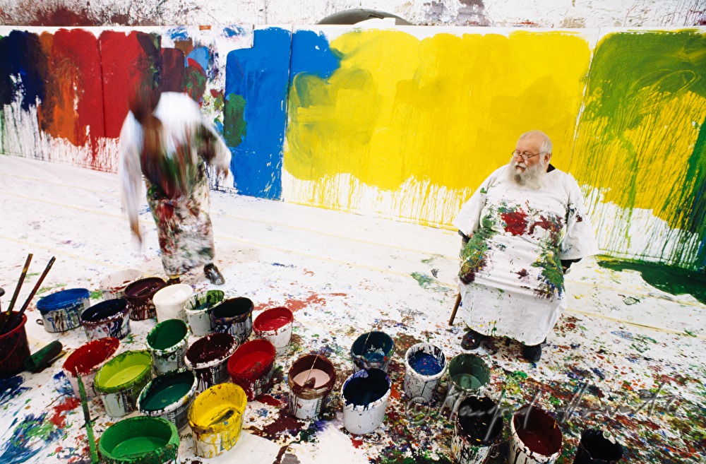 Hermann Nitsch malt in seinem Atelier