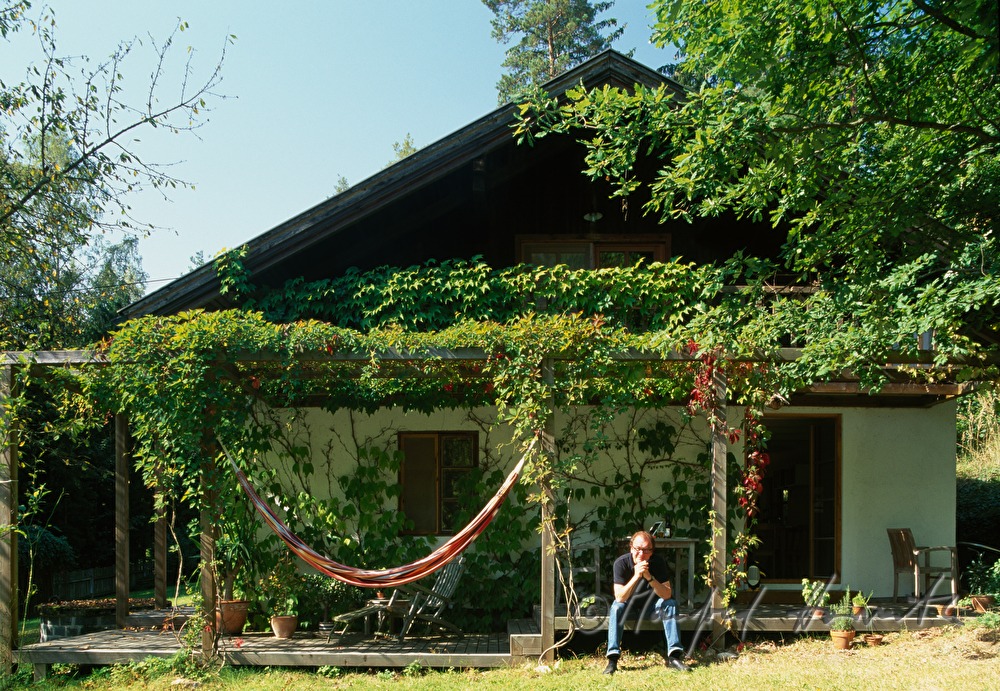 Schriftsteller Robert Menasse in seinem Sommerhaus