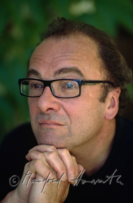 Schriftsteller Robert Menasse in seinem Sommerhaus