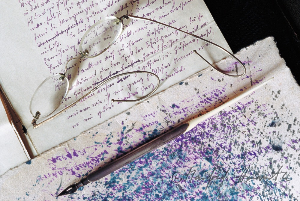 Schreibtisch und Brille von Peter Rosegger