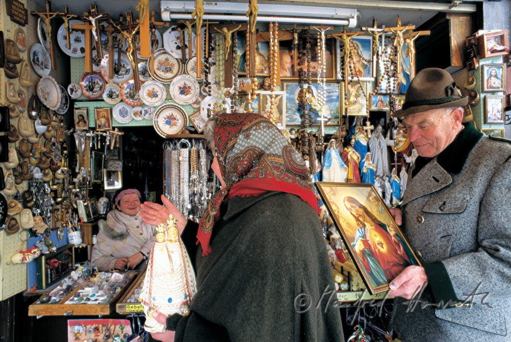 Wallfahrer kaufen religiöse Souveniers.