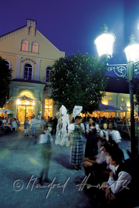 Nachtleben auf dem Hauptplatz in Bad Aussee