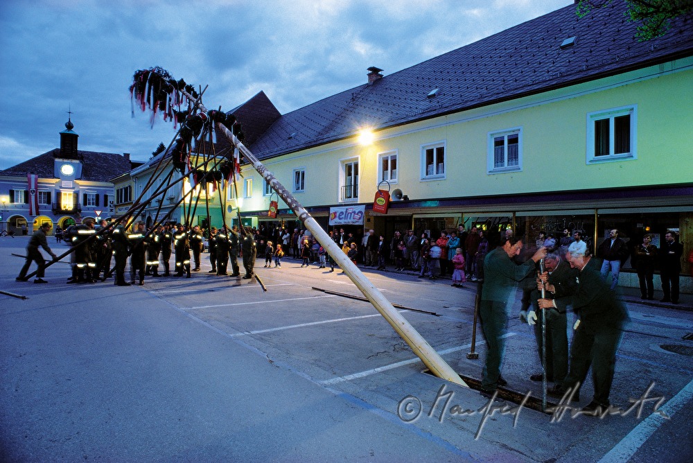 Maibaumaufstellen am Hauptplatz zum 1.Mai
