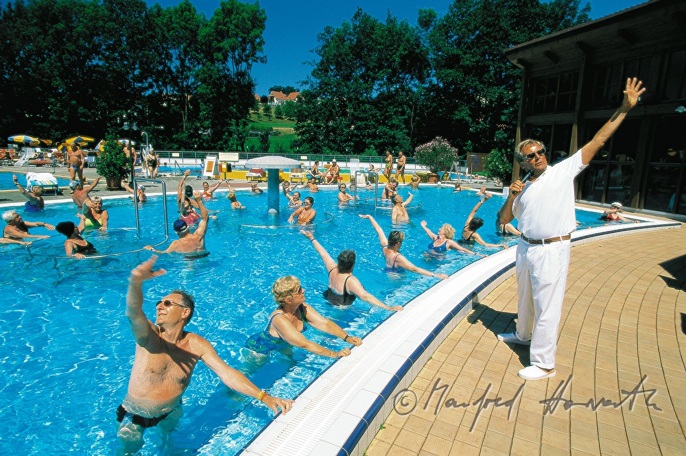Wassergymnastik mit Trainer