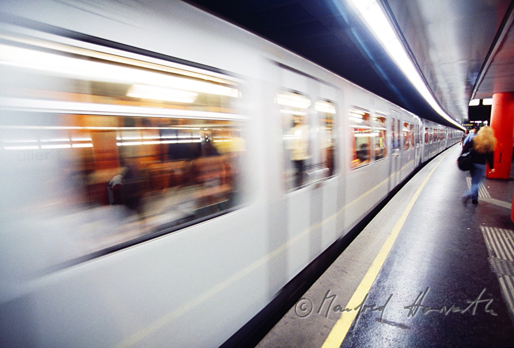 U4 bei der Abfahrt vom Bahnsteig