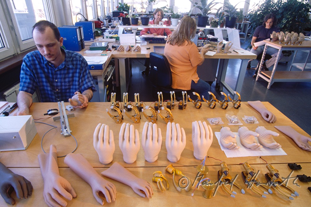 Handprothesen werden angefertigt