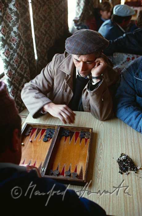 Passagiere im Fahrgastraum einer Fähre spielen Backgammon