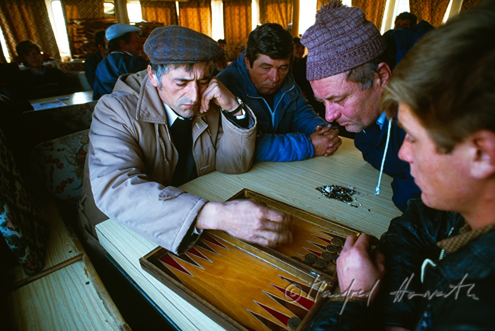 Passagiere im Fahrgastraum einer Fähre spielen Backgammon