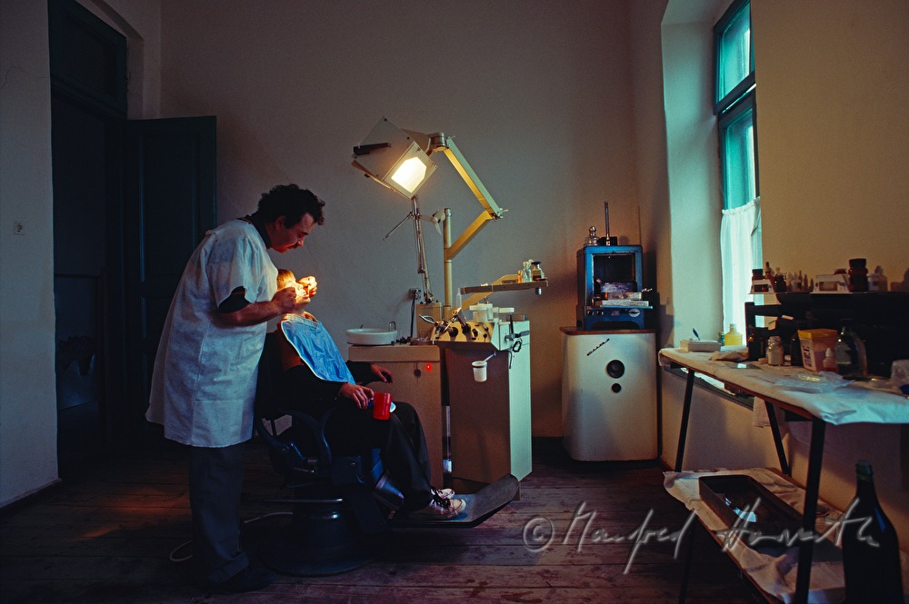 Zahnarzt behandelt Patient