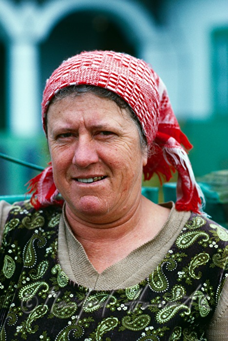 Lipowaner-Frau mit traditionellem Kopftuch