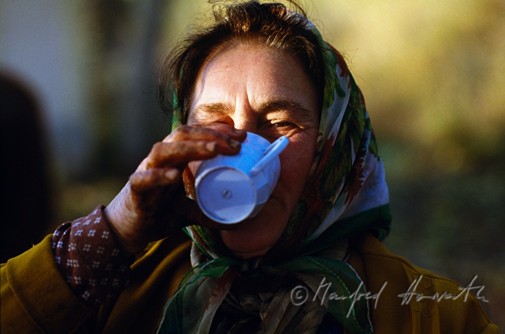 Frau trinkt Wasser aus Becher