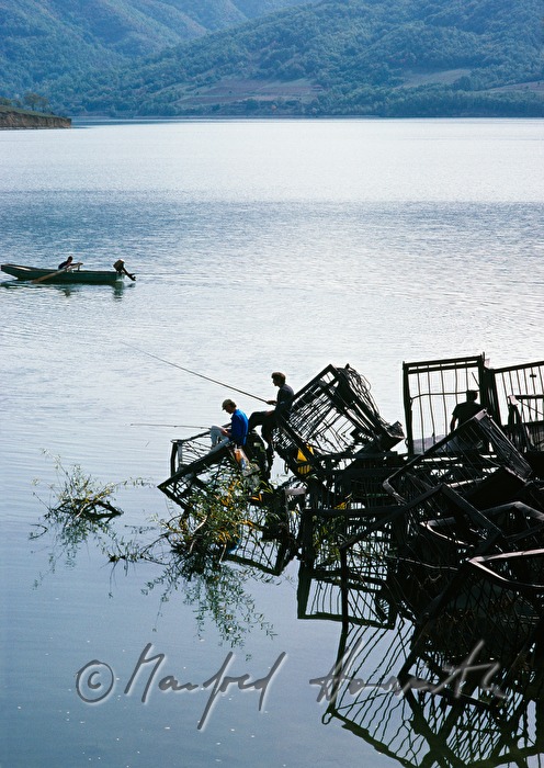 Hafen mit Fischern und Fischerboot
