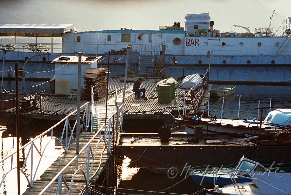 Steg zu verankertem Schiff