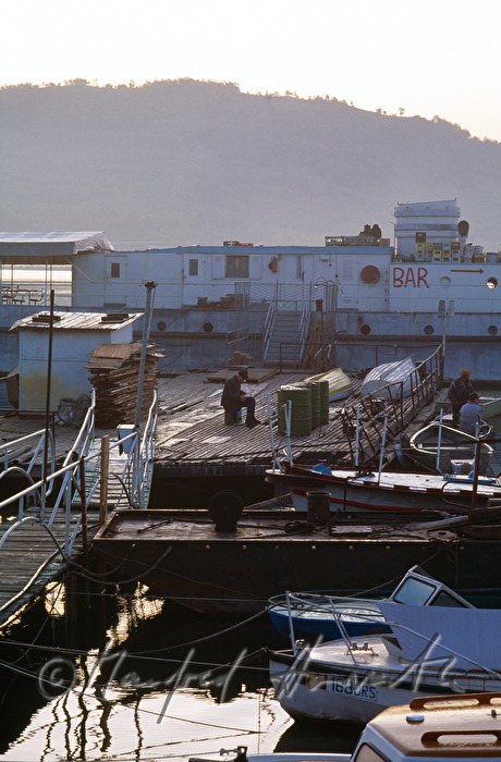 Steg zu verankertem Schiff