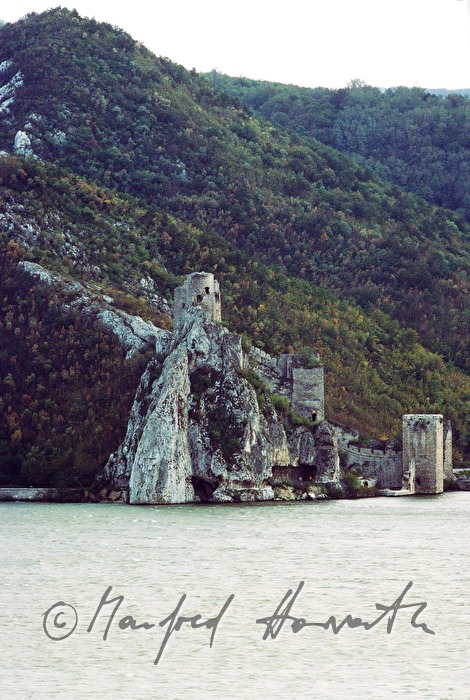 Festung Golubac und Berge