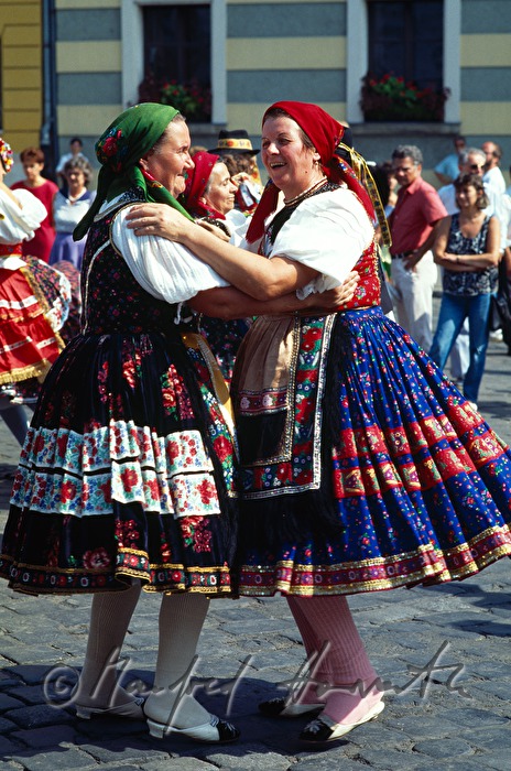 Folkloretänzerinnen auf einem Folklorefest