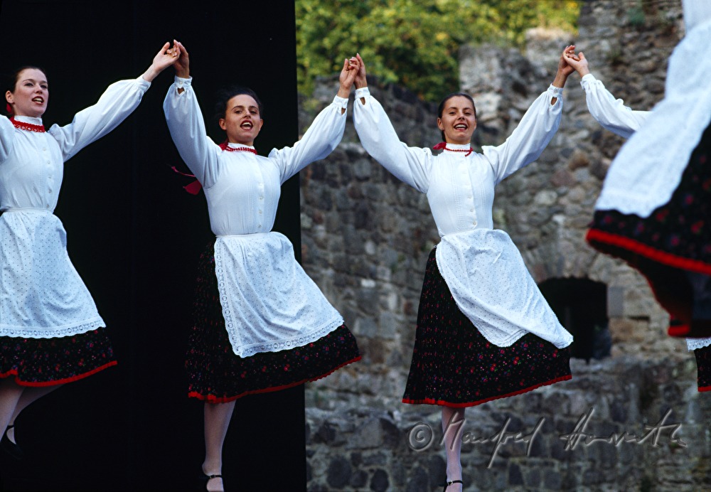 Folkloretänzerinnen auf einem Folklorefest
