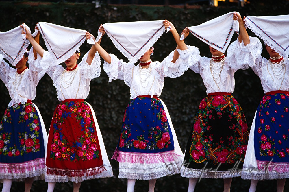 Folkloretänzerinnen auf einem Folklorefest