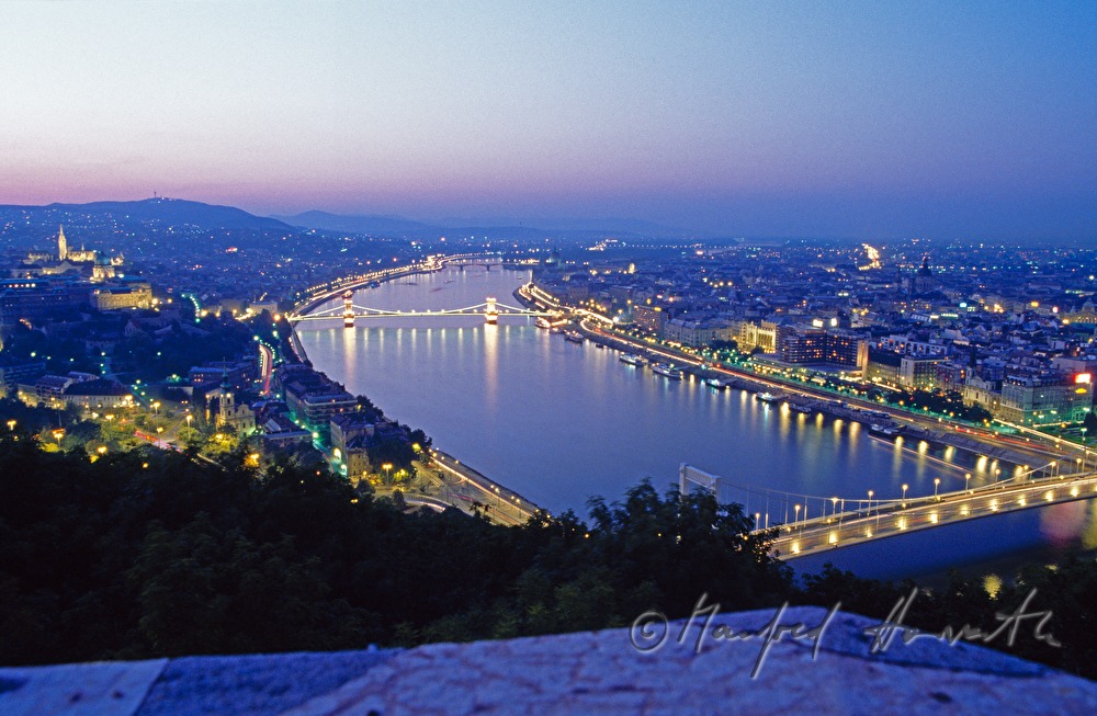 Blick auf den Schloßberg und die Donau