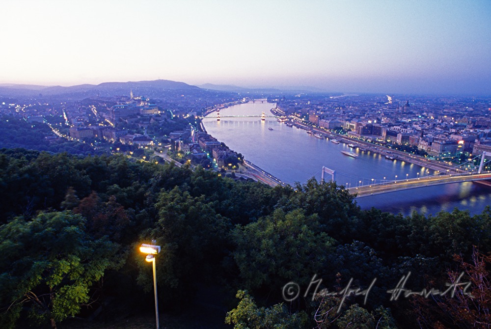 Blick auf den Schloßberg und die Donau