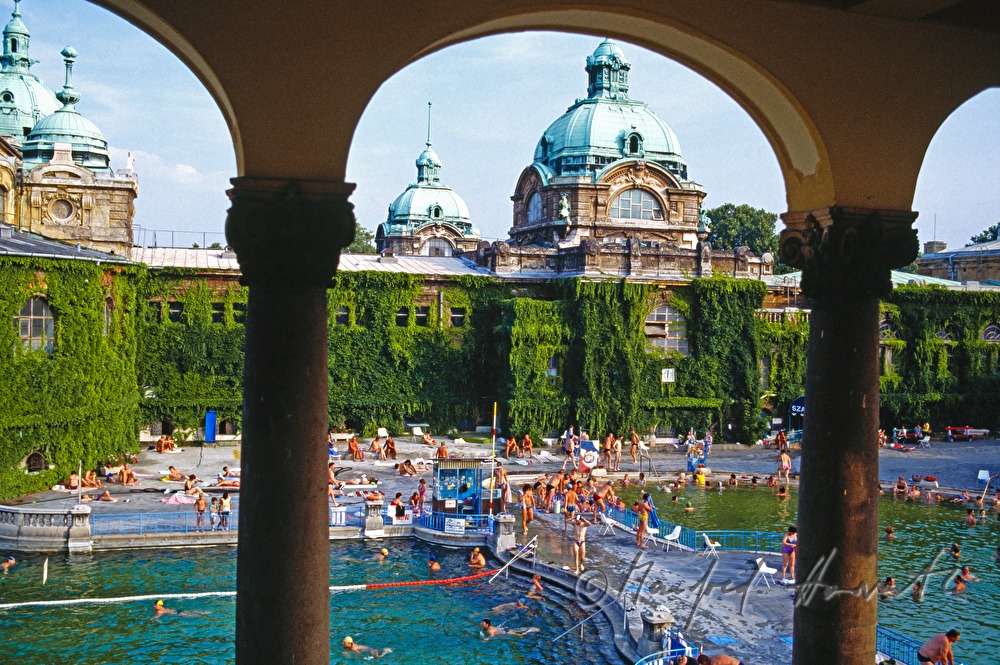 Schwimmbecken und Arkaden