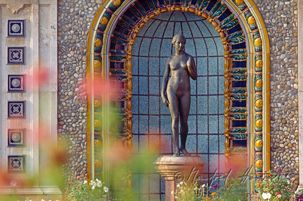 Jugenstil-Figur in einer Nische