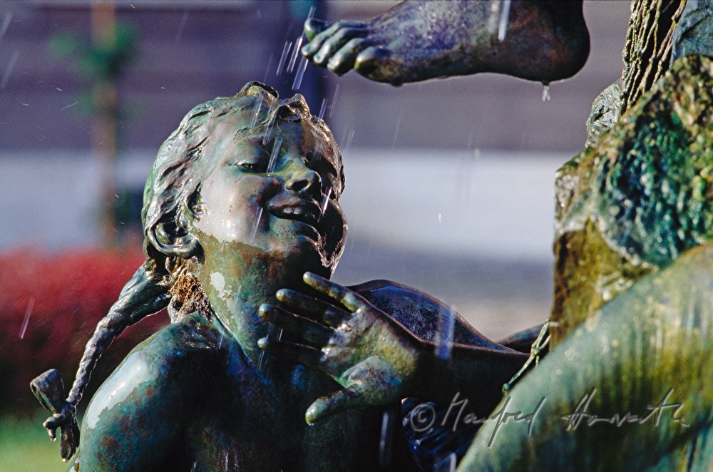 Springbrunnen, Bronze-Figur