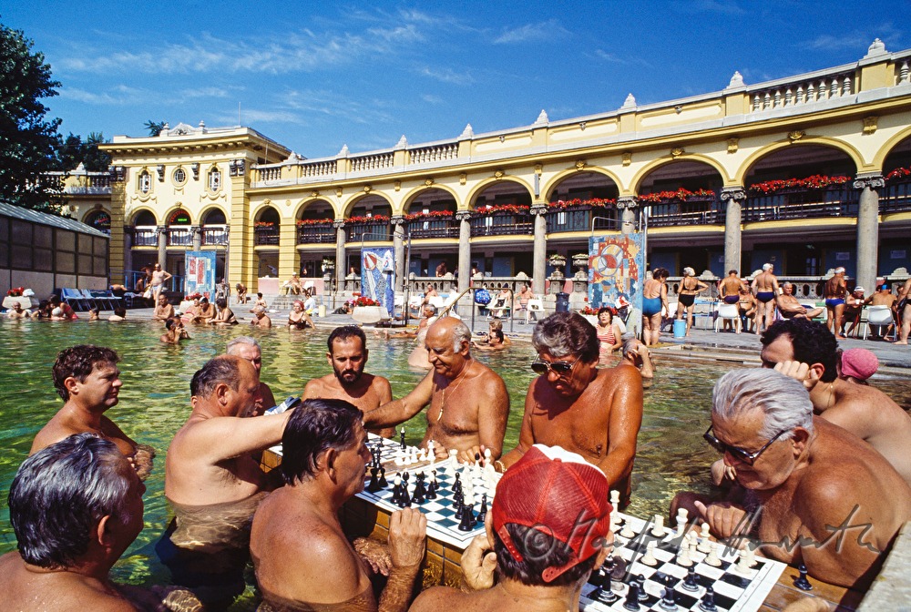 Schwimmbecken mit Schachspielern