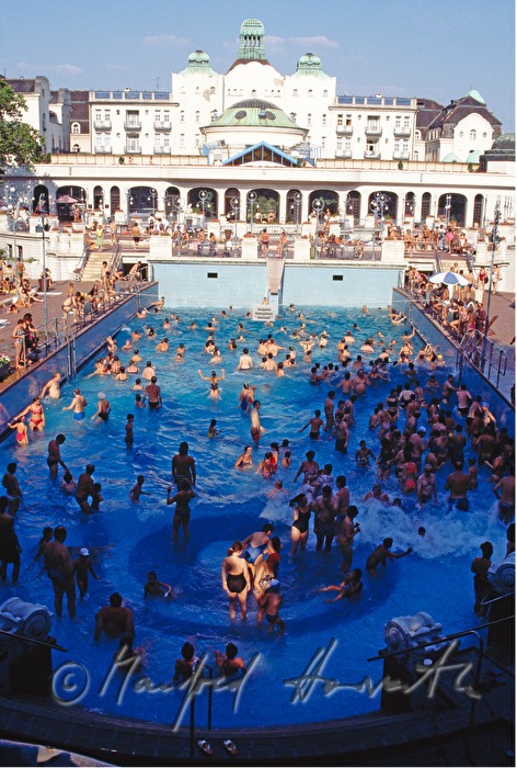 Jugenstil-Wellenbad und Schwimmer