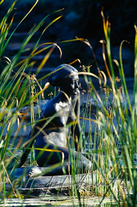 Bronzefigur in einem Brunnen