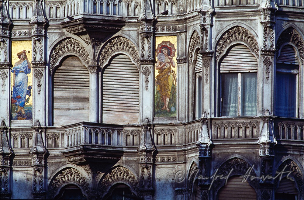 Gebäude mit Blattgold-Figuren