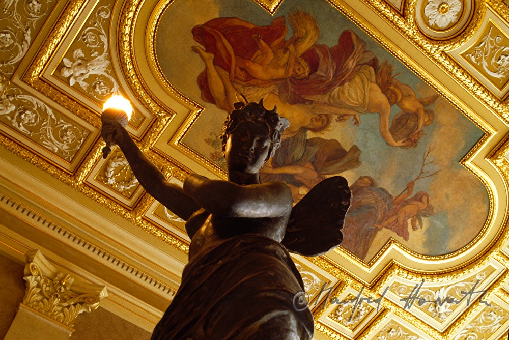Leuchte im Treppenhaus des Palais Sachslehner