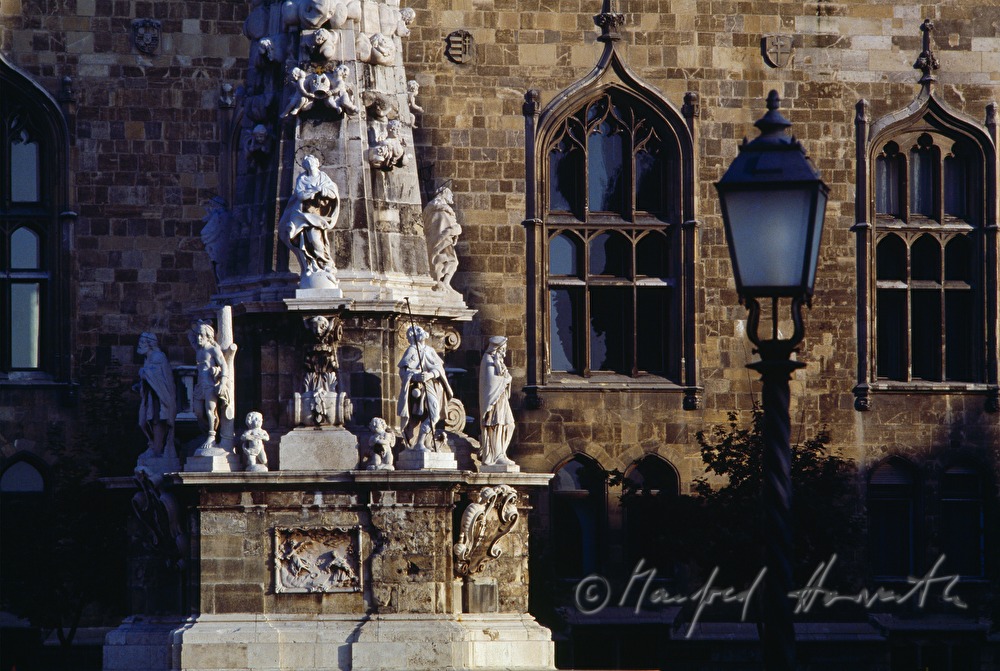 barocke Pestsäule und Matthiaskirche