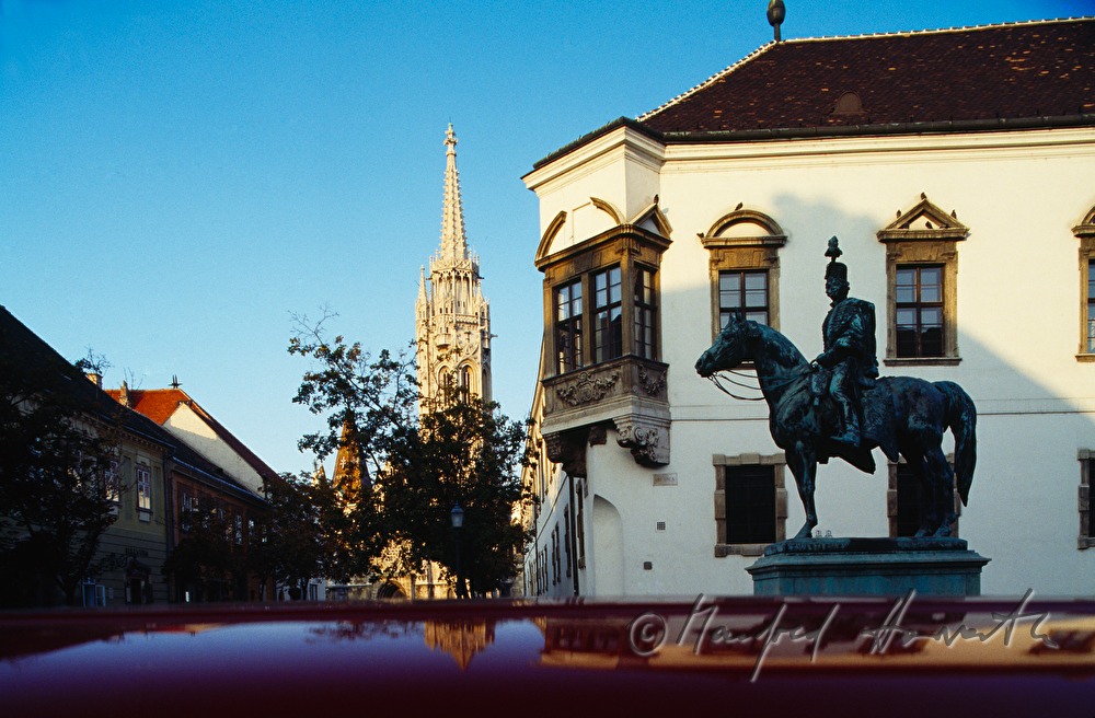 Altes Rathaus, Matthiaskirche, Reiterstandbild