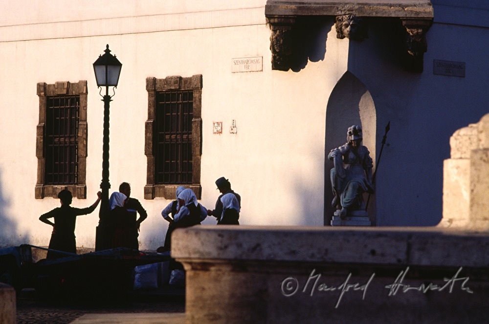 Morgentratsch vor der Statue von Pallas Athene