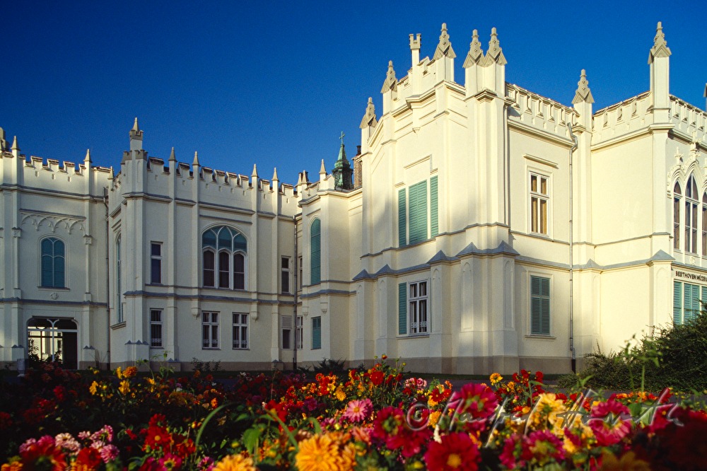 Schloss Martonvásár im Tudor Stil