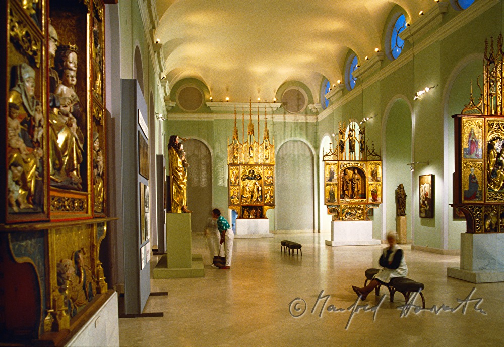gotischer Flügelaltar und Museumsbesucher