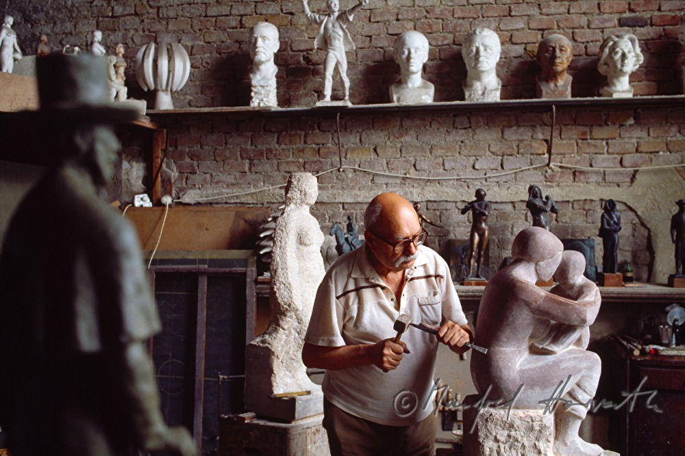 der Bildhauer bei der Arbeit an einer Steinskulptur