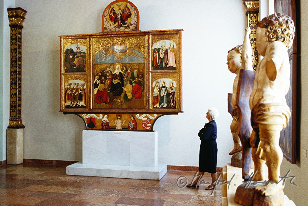 gotischer Flügelaltar und Museumsbesucherin
