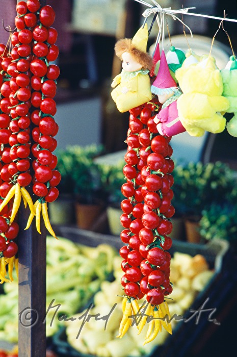 Zopf mit Cherrytomaten und gelben Paprika