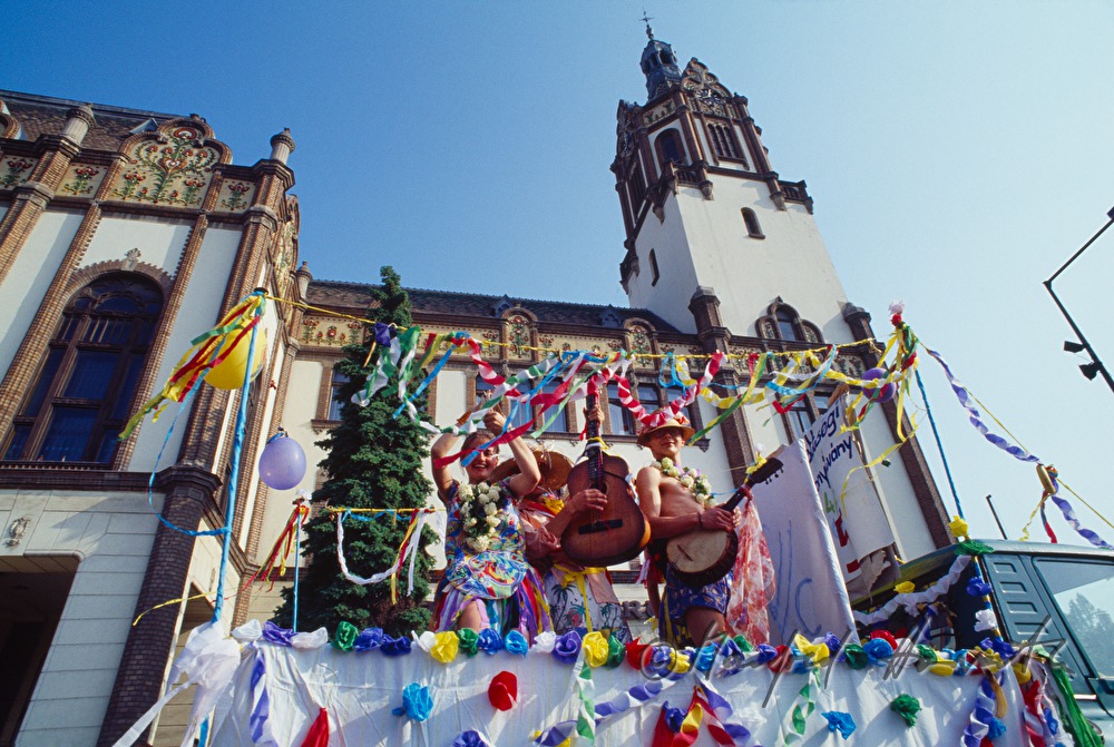 Karnevalsumzug vor dem Jugenstil-Rathaus