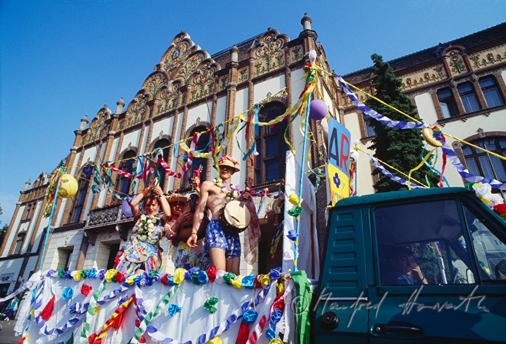 Karnevalsumzug vor dem Jugenstil-Rathaus