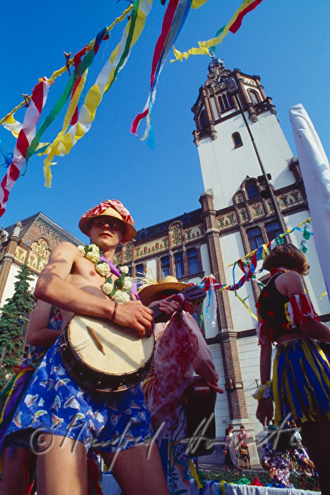Karnevalsumzug vor dem Jugenstil-Rathaus