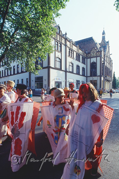 Karnevalsumzug vor dem Jugenstil-Rathaus