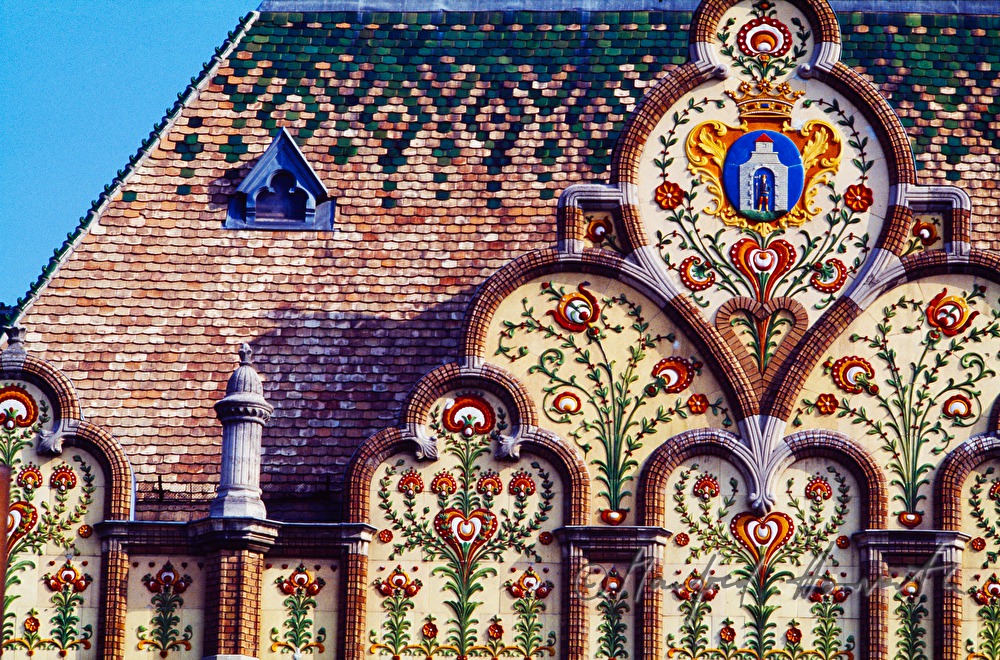 Jugenstil-Rathaus von 1911 mit Majolikaplatten aus der Zsolnay Porzellanmanufakt