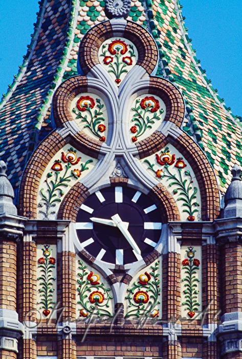 Jugenstil-Rathaus von 1911 mit Majolikaplatten aus der Zsolnay Porzellanmanufakt