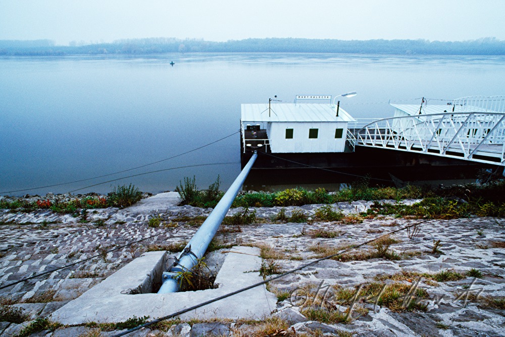 schwimmende Schiffsanlegestelle am Donau-Ufer